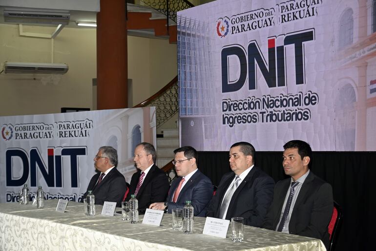 Óscar Orué (c), director nacional de Ingresos Tributarios, junto a otras autoridades.