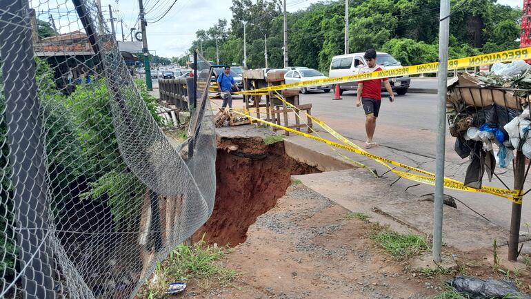 Una parte de la vía peatonal del puente Ka'i de Ñemby fue afectada por la erosión del terreno.