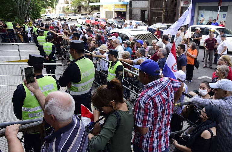 Manifestación de jubilados y trabajadores frente a la Caja Central del IPS. 