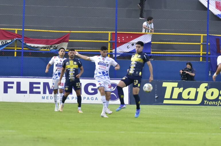 Fabrizio Jara y Juan Salcedo luchan por la posesión del balón