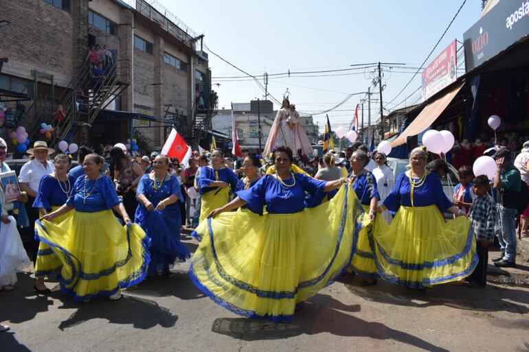 Las galoperas brindan su arte ante el paso de la imagen de la Virgen del Rosario.