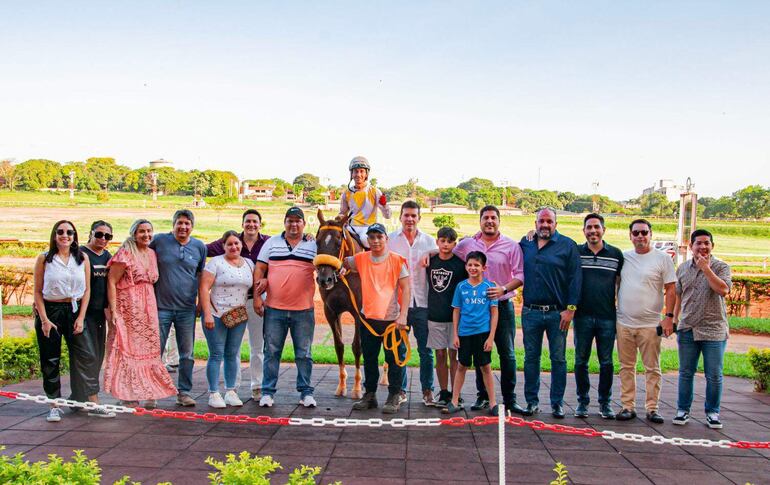 Gran muchachada para recibir a Arielo de la caballeriza Pamina, que ganó su tercera al hilo.