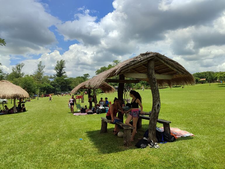 Familias reciben el año nuevo en el arroyo Ytú