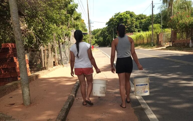 Vecinos de Pedrozo, Ypacaraí, salen a la calle a buscar agua para consumir, hace un mes que no tienen el vital líquido, que provee la Junta de Saneamiento de Caacupé.