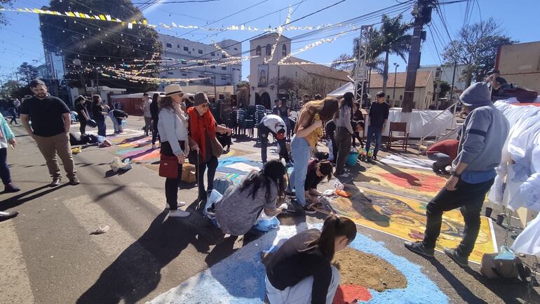 Lucy Yegros estuvo presente en el proceso de elaboración de la alfombra en homenaje a la Virgen del Perpetuo Socorro.