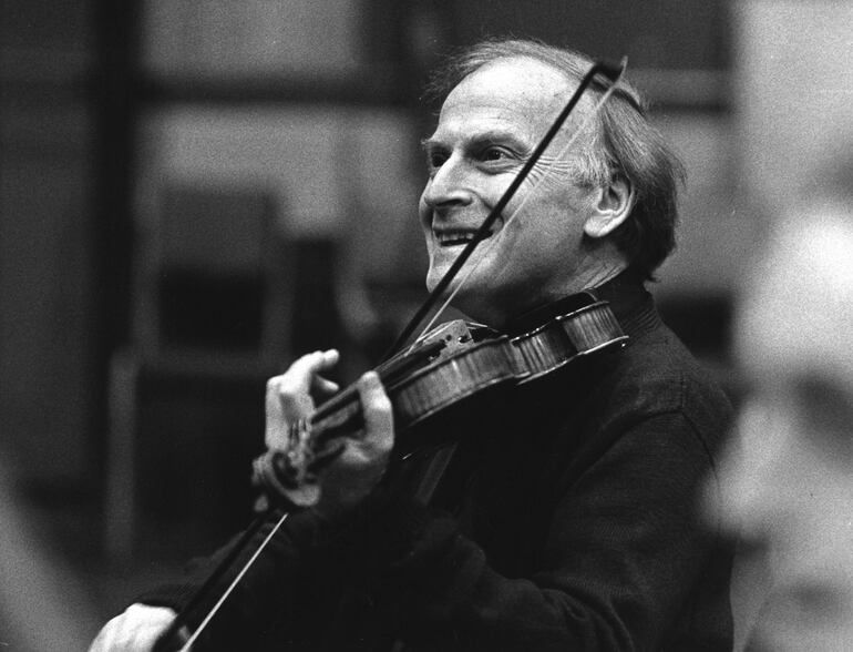 Considerado uno de los más grandes violinistas del siglo XX, Jehudi Menuhin, también conocido como Lord Menuhin of Stoke d'Abernon, fue un violinista y director de orquesta nacido en Estados Unidos.