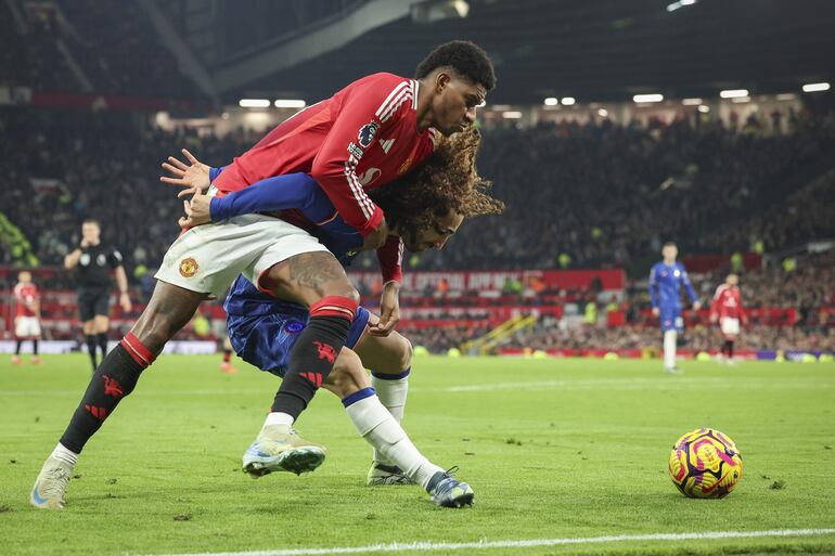 Manchester (United Kingdom), 03/11/2024.- Marcus Rashford of Manchester United (L) in action against Marc Cucurella of Chelsea (R) during the English Premier League soccer match between Manchester United and Chelsea FC, in Manchester, Britain, 03 November 2024. (Reino Unido) EFE/EPA/ADAM VAUGHAN
