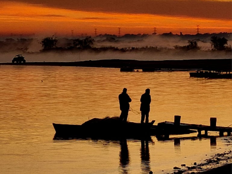 Amanacer frío y con neblina en la bahía de Asunción este domingo 11 de agosto.