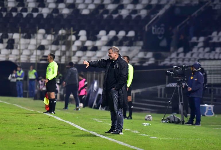 El uruguayo Diego Aguirre, entrenador de Olimpia, en el partido contra Sportivo San Lorenzo por la Fase 3 de la Copa Paraguay en el estadio Manuel Ferreira, en Asunción.