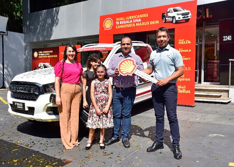 Junto a su familia, Roberto Carlos Trinidad Quintana recibió la llave del vehículo Maxus 0 km de la mano de Orlando Amarilla.