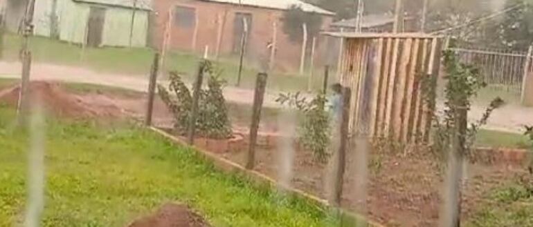 En la imagen capturada del video se puede ver al niño refugiándose de un temporal bajo una caseta.