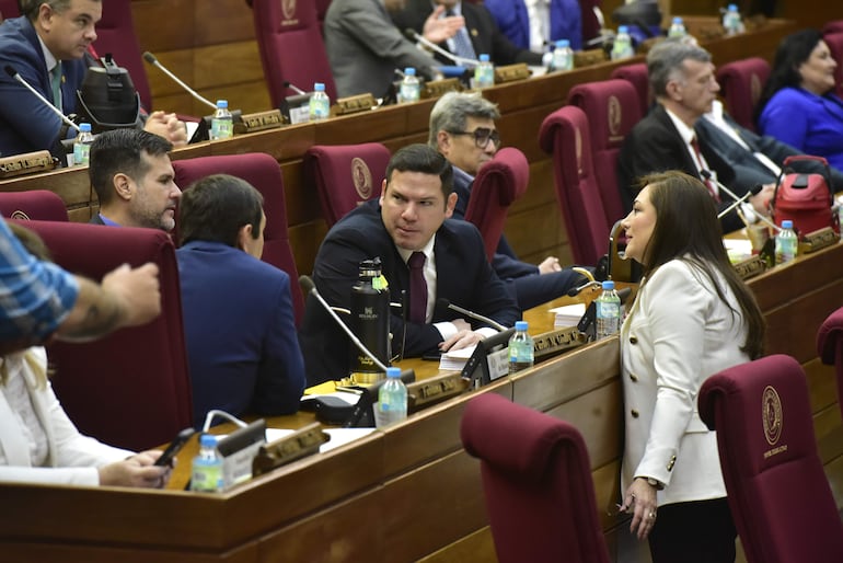 Diputados cartistas conversan durante la sesión del pasado miércoles.