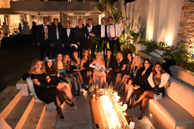 Sara Allinquant rodeada de algunos de sus invitados a la Gatsby Party. (Luis Enriquez)