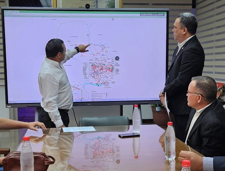 El titular de la ANDE, Félix Sosa y el gobernador de Alto Paraguay, Arturo Méndez, en reunión sobre la licitación que llamará la estatal para construir subestación y Línea de Transmisión en Carmelo Peralta.