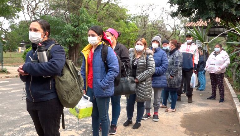 Pacientes hacen fila para consultar en el Instituto Nacional de Enfermedades Respiratorias, el miércoles.