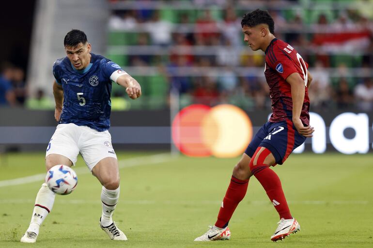 Fabián Balbuena (i), jugador de la selección de Paraguay, pelea un balón en el partido frente a Costa Rica por la tercera fecha del Grupo D de la Copa América 2024 en el Q2 Stadium, en Austin, Texas. 