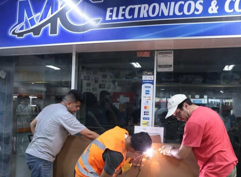 En el marco de un operativo a causa de denuncias por estafas a turistas se procedió a clausurar una tienda.