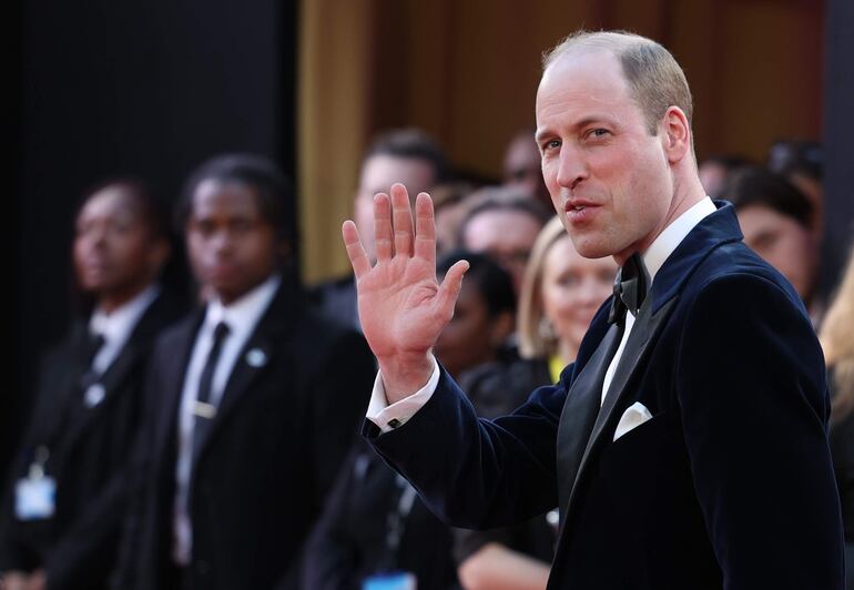 El príncipe Guillermo asistió de esmoquin y moñito a los Premios BAFTA en Londres, ayer 18 de febrero. (EFE/EPA/NEIL HALL)
