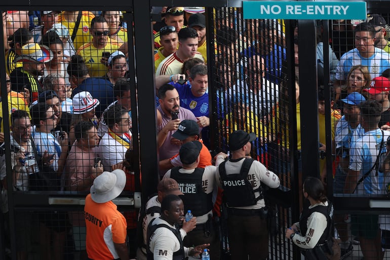 El ingreso al Hard Rock Stadium para la final de la Copa América 2024 fue desbordado por hinchas colombianos y argentinos, obligando al retraso del inicio del partido entre Argentina y Colombia. 