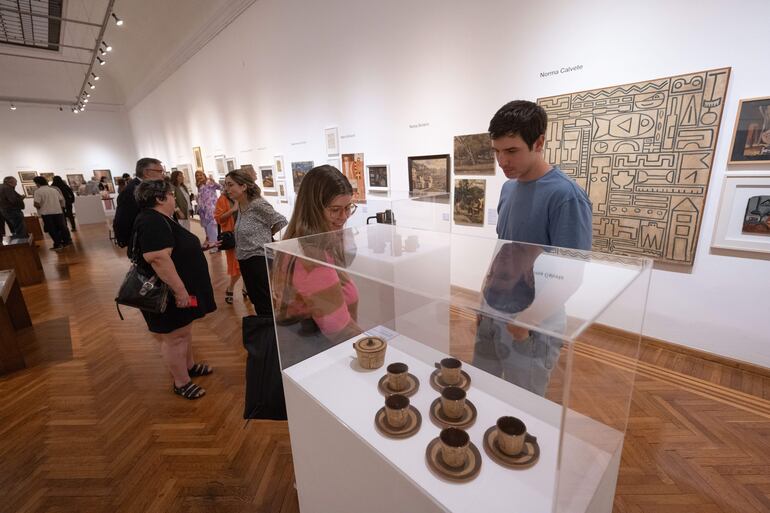 Personas visitan la exposición 'Ellas. Mujeres de la Escuela del Sur' durante su inauguración en el Museo Blanes en Montevideo (Uruguay). 