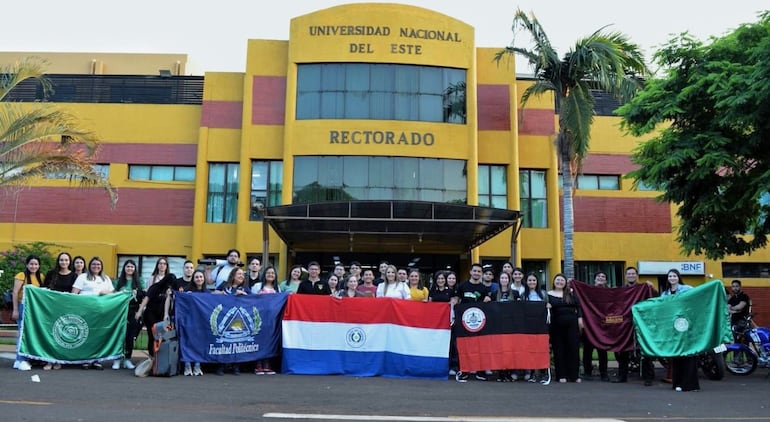 Grupo de alumnos que representó a la UNE  en un concurso de investigaciones, frente al Rectorado de la institución.