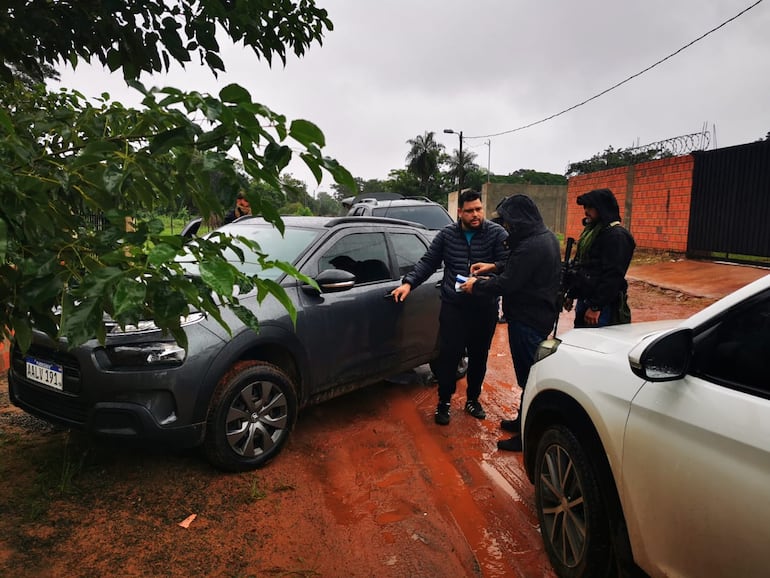 El abogado Carlos Duarte, dialogando con los intervinientes enfrente de su vivienda, ubicada en Luque.