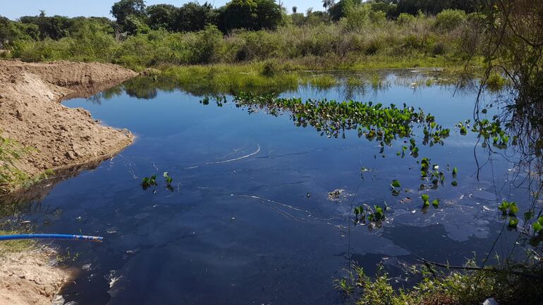 El emblemático arroyo Ñeembucú se encuentra totalmente contaminada, de seguir a este ritmo anuncian su muerte en pocos años más.