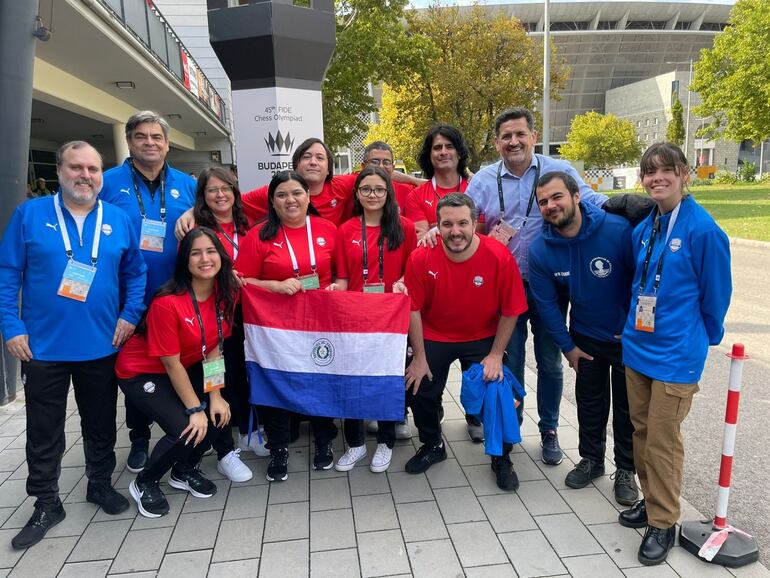 Plantel completo de Paraguay que disputó la 45ª Olimpiada de ajedrez en Budapest, Hungría.