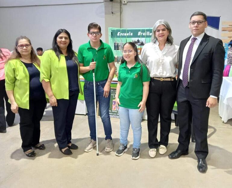 La Prof. Alberta  Medina, Lic. Olga Maciel, Oliver Acosta (estudiante), Sandra Orrego (estudiante), la Magister Isis Casamayouret y el Lic. Enrique Monges Cuevas.