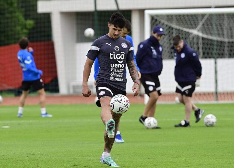 El delantero Adam Bareiro, futbolista de la selección paraguaya, en el entrenamiento del plantel en el Centro de Alto Rendimiento, en Ypané.