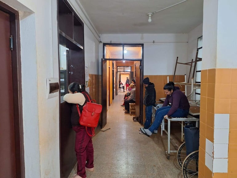 El pasillo lleno de pacientes esperando consultar en la mañana de hoy.