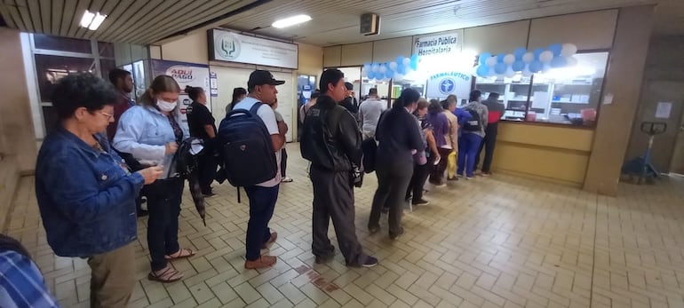 Largas filas en la farmacia pública hospitalaria. Hay quejas por falta de remedios y malos tratos.