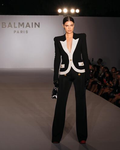 ¡Espléndida! Nadia Ferreira en la pasarela de Balmain. La imagen fue publicada por su orgulloso esposo, Marc Anthony.