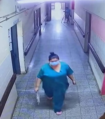 Momento en que la doctora Maida Marcela Sosa Chávez, una médica de 32 años, ingresaba al Hospital Regional de Paraguarí para llevarse a la recién nacida.