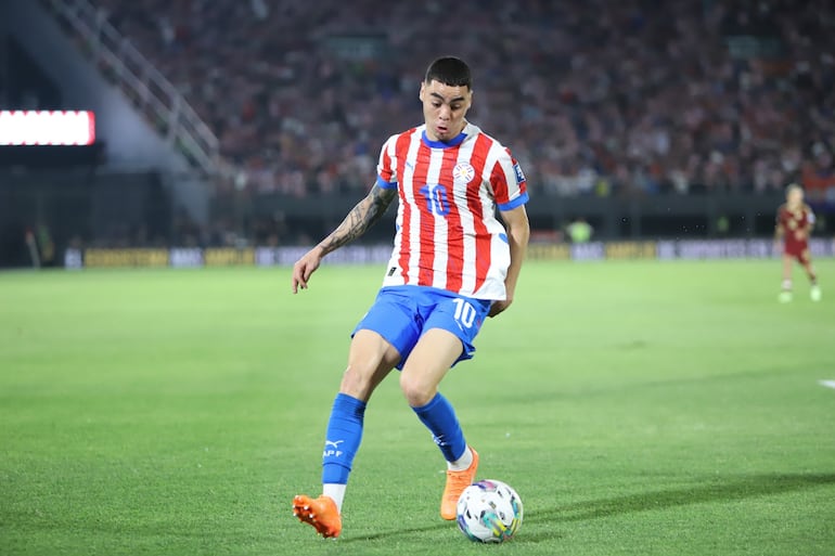 Miguel Almirón, jugador de la selección de Paraguay, disputa la pelota en un partido frente a Venezuela por la fecha 10 de las Eliminatorias Sudamericanas 2026 en el estadio Defensores del Chaco, en Asunción.