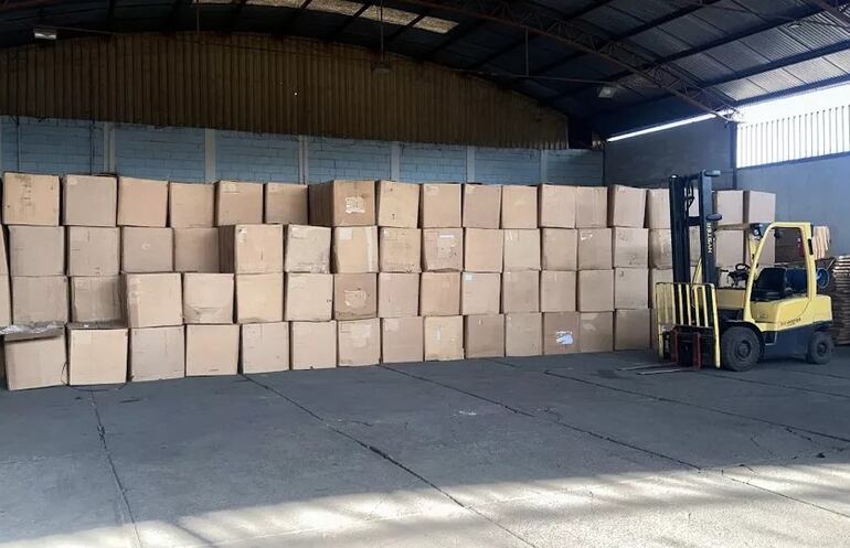 La fábrica producía 250.000 paquetes de cigarrillos por día.  Agentes de la Policía Federal realizaron este miércoles un operativo para desarticular un grupo criminal que reclutaba a paraguayos para obligarlos a trabajar en condiciones de esclavitud. Dos brasileños fueron capturados en allanamientos ejecutados en los estados de Paraná y Minas Gerais.