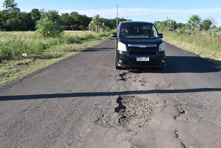 El tramo de 14 km se encuentra lleno baches y urge su reparación, reclaman los habitantes de la zona