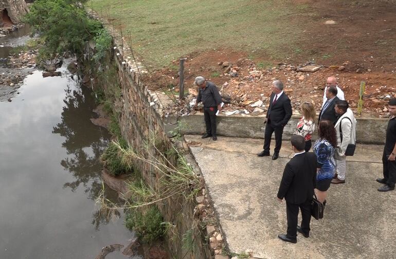 Fiscala Gladys González se constituyó con su comitiva en zona del arroyo Lambaré, donde dos militares fueron arrastrados por el potente raudal. (archivo).