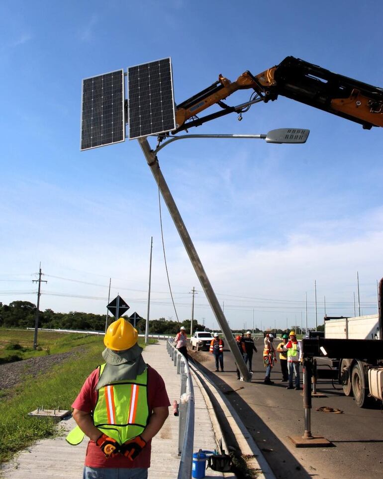 Instalan paneles solares sobre el puente atirantado y accesos.