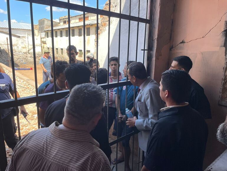 Ángel Barchini, ministro de Justicia, habla con algunos presos durante su recorrido por la Penitenciaría Nacional de Tacumbú.