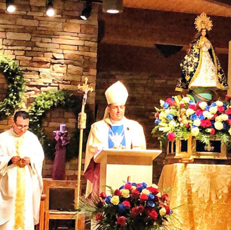 Misa presidida por el "obispo de los migrantes", Monseñor Gabriel Escobar del Vicariato Apostólico del Chaco, en Estados Unidos.