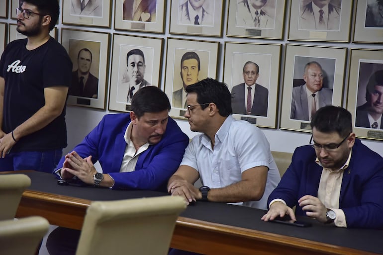 El concejal Arturo "Tuky" Almirón (ANR- disidente), representante de la Junta Municipal, conversa con Nelson Mora, durante la subasta de la Constanera.