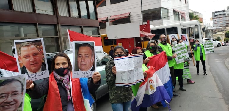 Manifestación de la Coordinadora de Abogados y Somos Anticorrupción Paraguay, para pedir al Jurado de Enjuiciamiento de Magistrados el fin de los blanqueos.