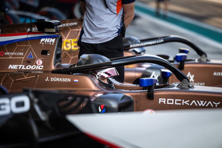 El piloto paraguayo Joshua Duerksen a bordo del PHM Racing antes del test de postemporada en Abu Dabi.