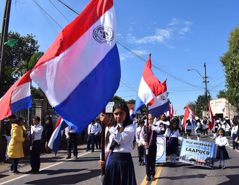 Los estudiantes vistieron sus mejores galas para saludar al pabellón patrio y celebrar los 236 años de creación  del distrito de Caapucú.