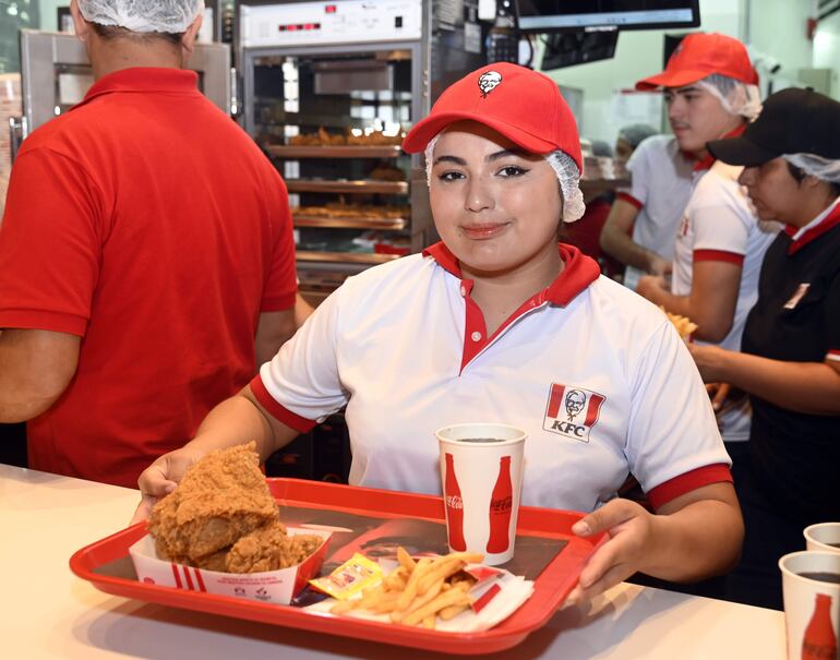 KFC es conocida mundialmente por su receta secreta de 11 hierbas y especias de pollo frito.