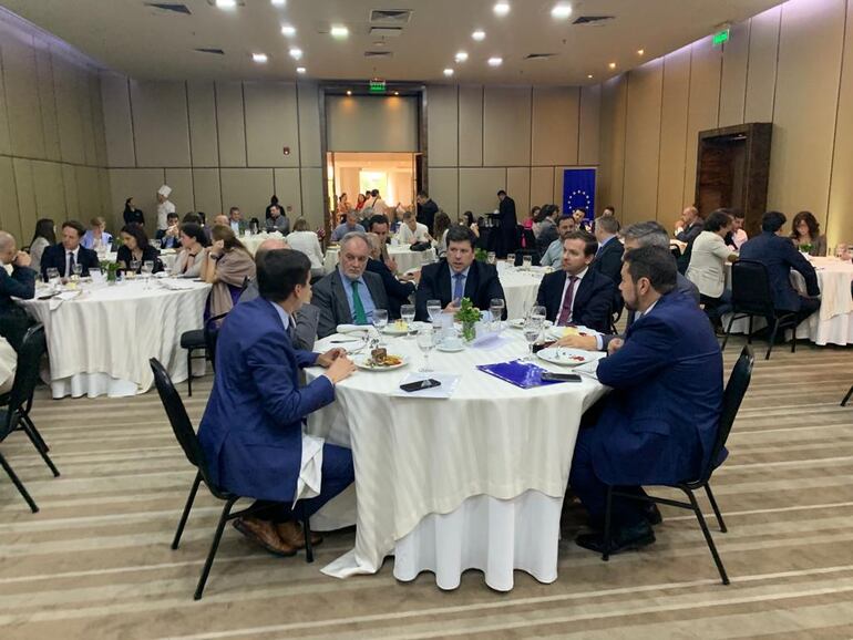 Almuerzo de trabajo de Eurocámara, con participación de delegados de la UE y empresarios del Paraguay, en el Crown Plaza de Asunción, este lunes.