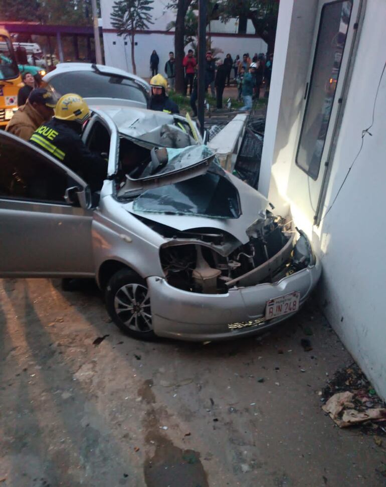 En estas condiciones quedó el Toyota Vitz luego de protagonizar un accidente en la ciudad de Luque.