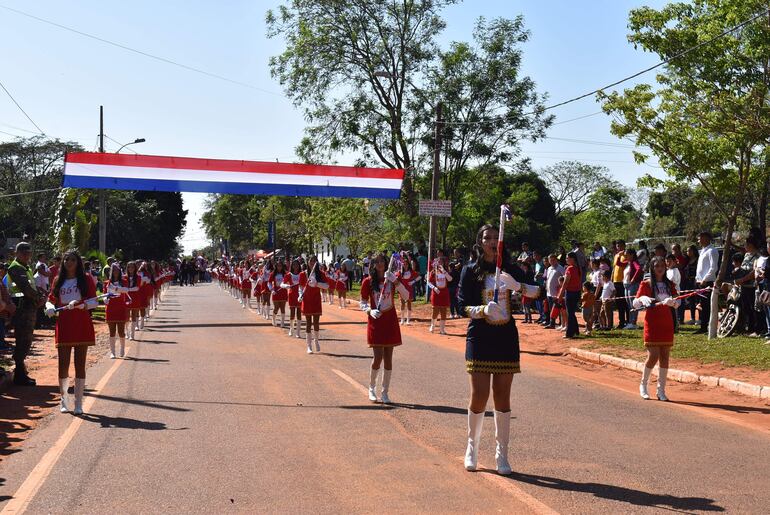 
El acto central por el aniversario 31 de la distritación se realizó sobre la avenida Defensores del Chaco de Guayaybí.