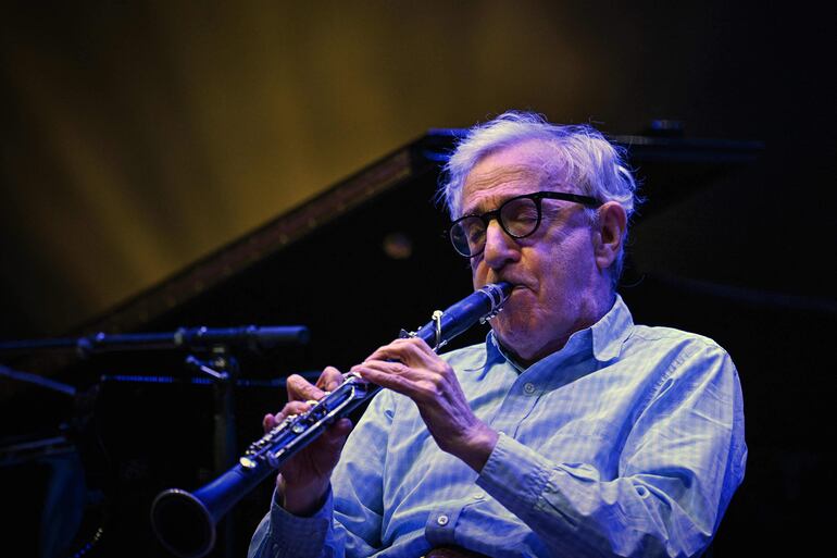 Woody Allen en su faceta musical junto a su banda de jazz.